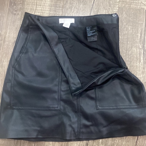 H&M black size 4 skirt - Picture 2 of 3
